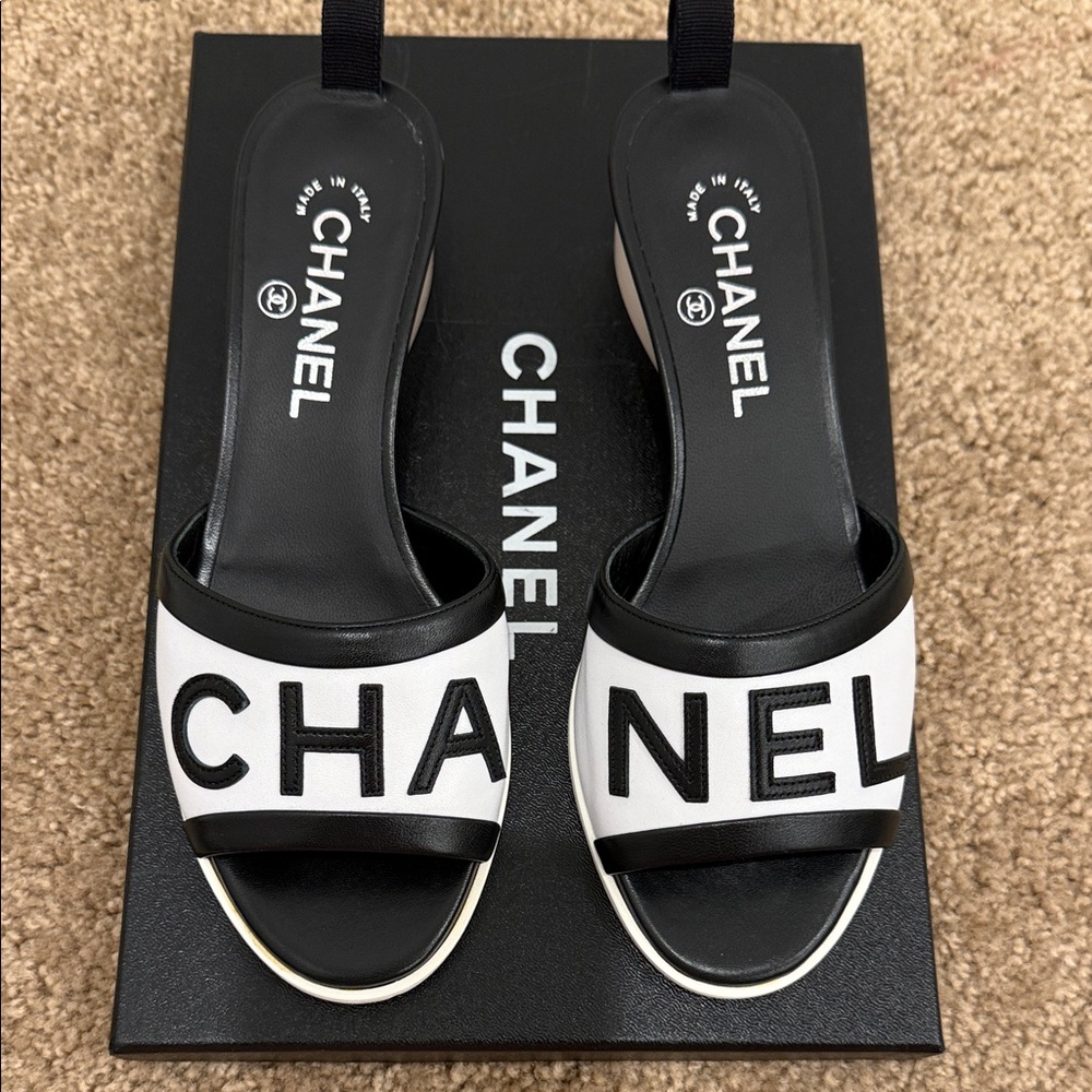 Chanel Iconic Logo Slides 37.5 Black White Leather With Box Authentic - Picture 3 of 12